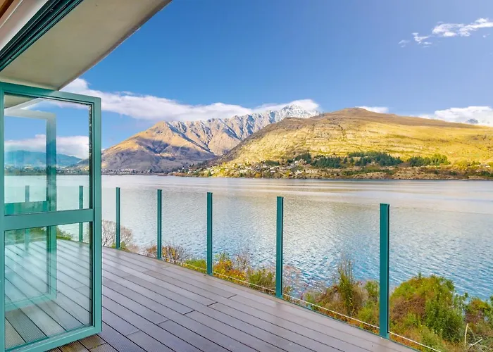 Huge Lakefront Delight - Queenstown Holiday Home
