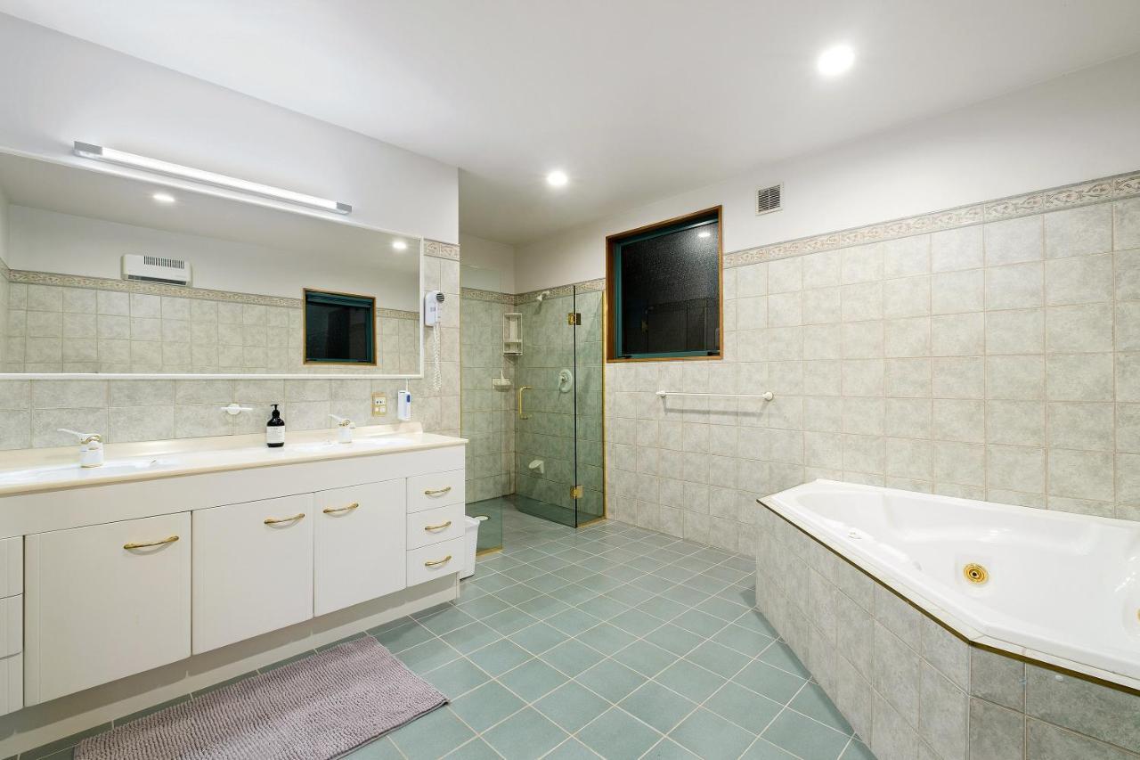 Holiday home Huge Lakefront Delight - Queenstown