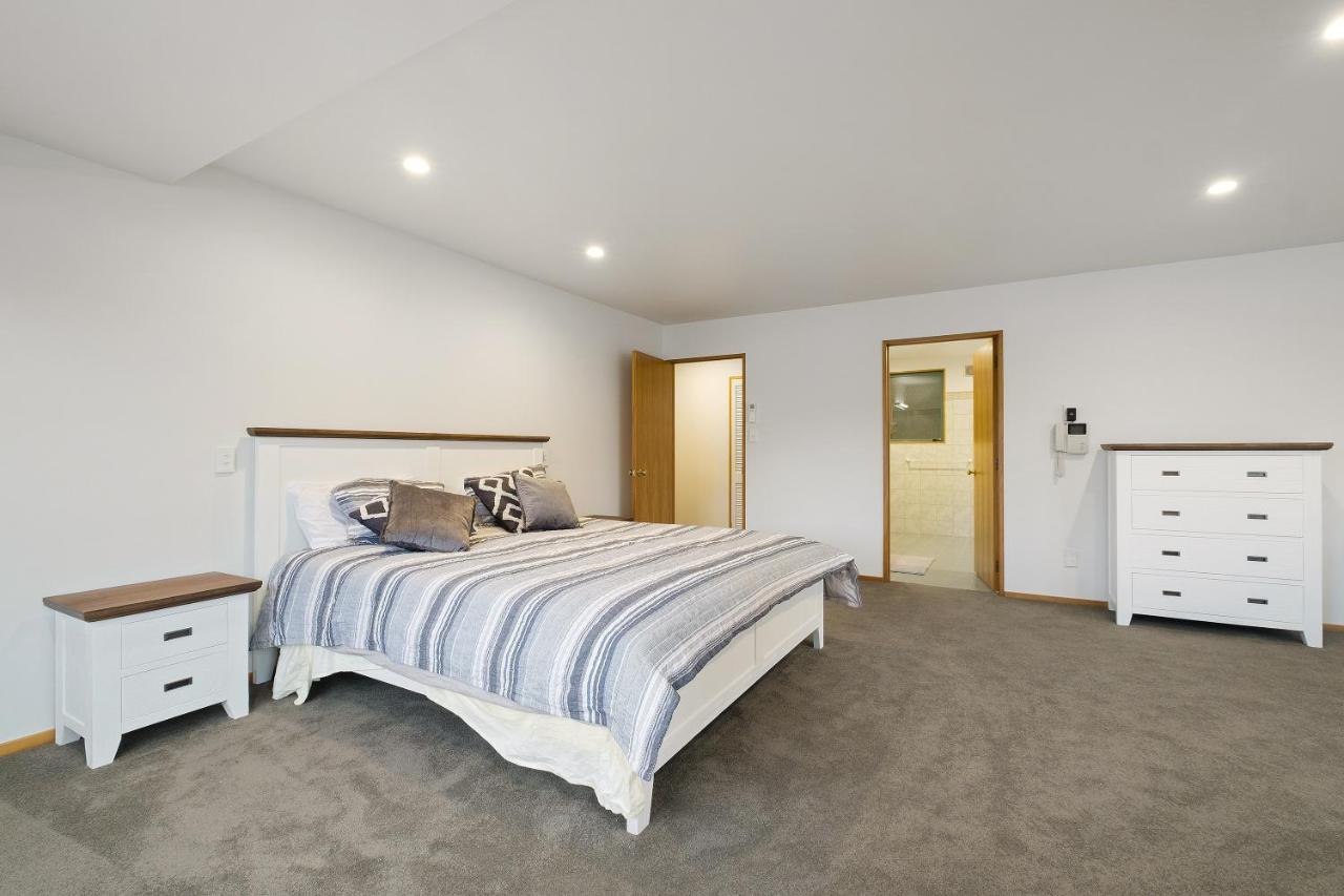 Holiday home Huge Lakefront Delight -
