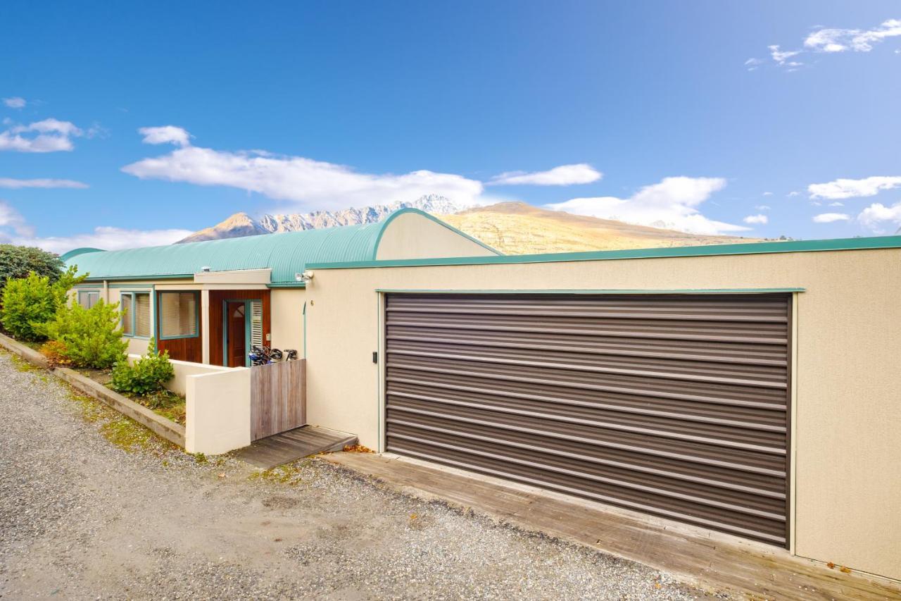 Huge Lakefront Delight - Holiday home