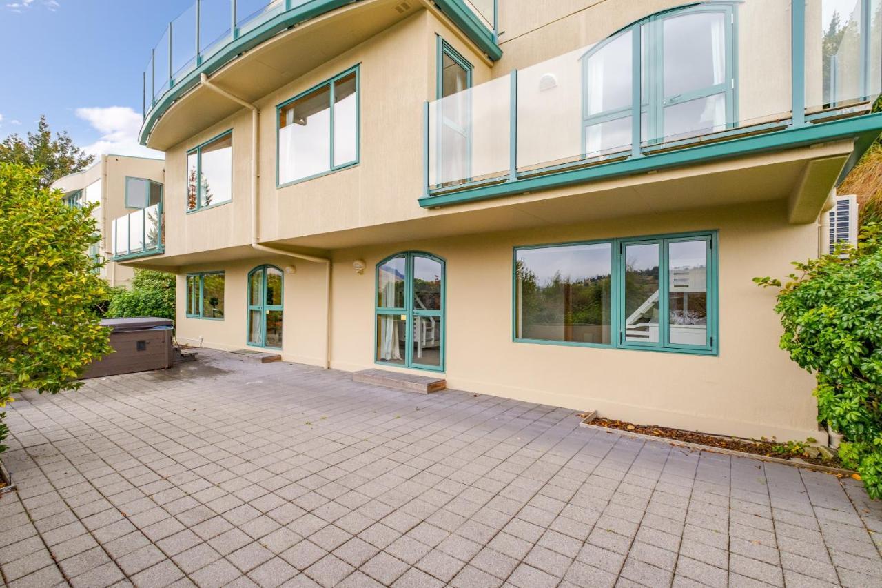 Huge Lakefront Delight - * Queenstown