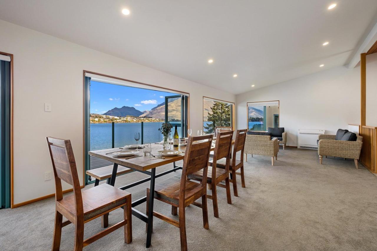 Holiday home Huge Lakefront Delight - *