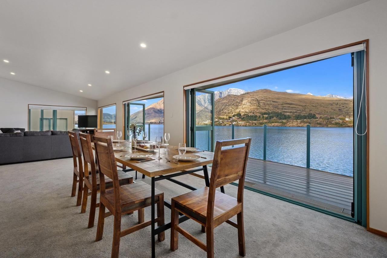 Huge Lakefront Delight - Holiday home