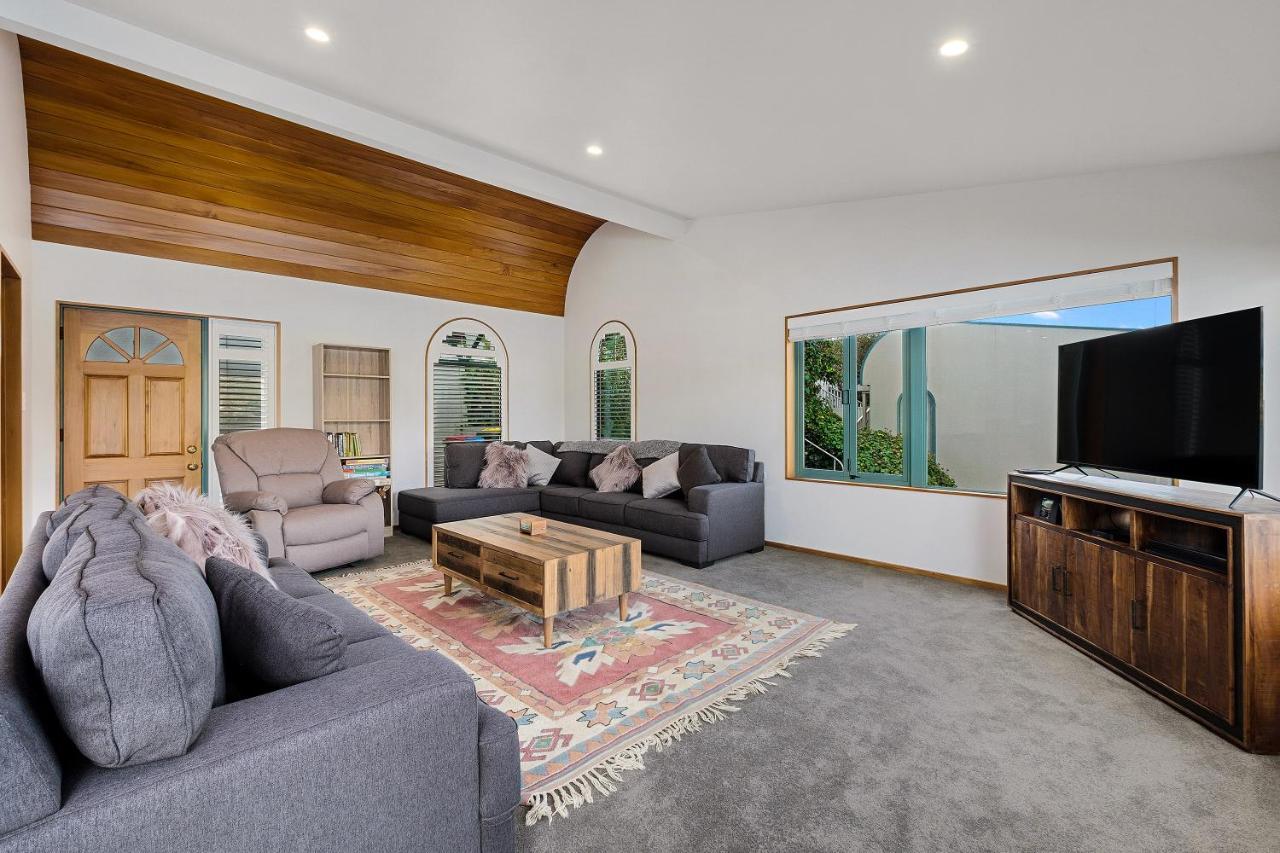 Huge Lakefront Delight - Holiday home *