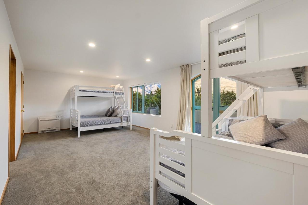 Holiday home Huge Lakefront Delight - *