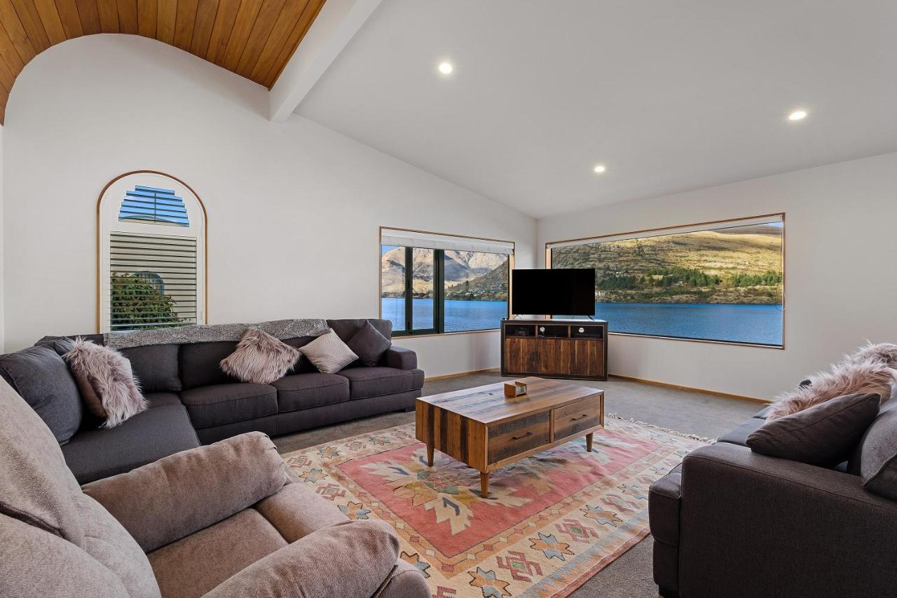 Huge Lakefront Delight - Queenstown