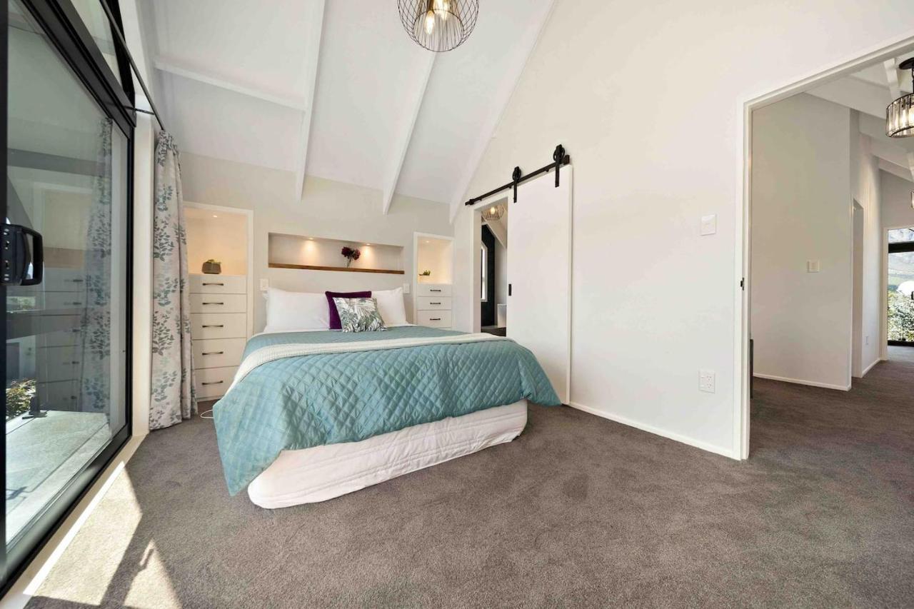 The Gables - - Beautiful, Stylish, Newly Renovated 4 Bedroom Holiday home Queenstown