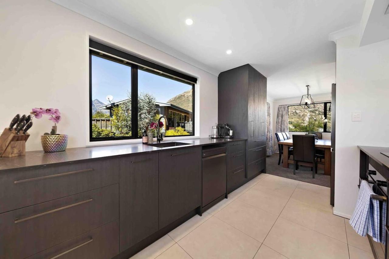 The Gables - - Beautiful, Stylish, Newly Renovated 4 Bedroom * Queenstown
