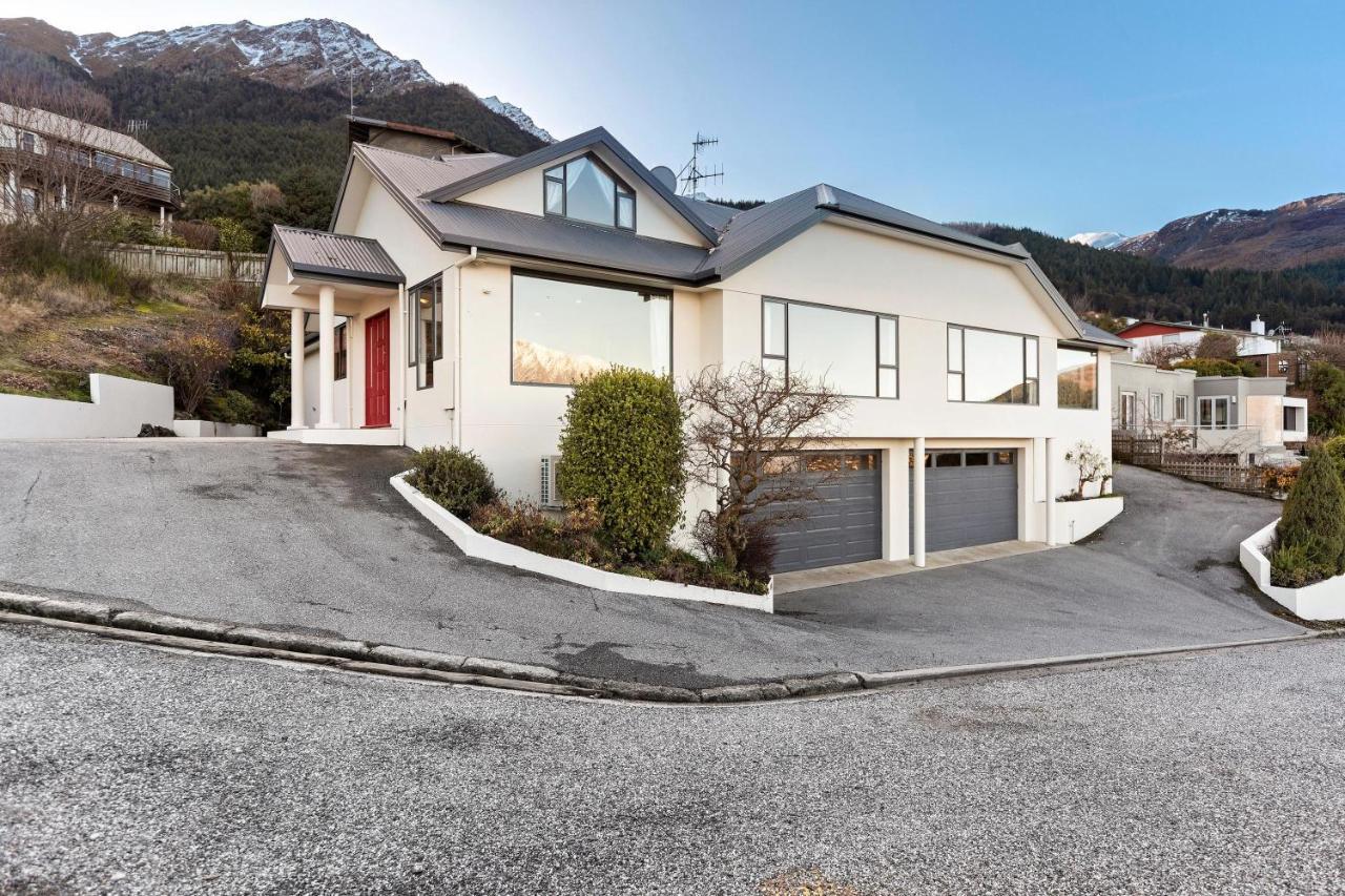 Stunning Lakeview And Mountain Family Retreat Holiday home *