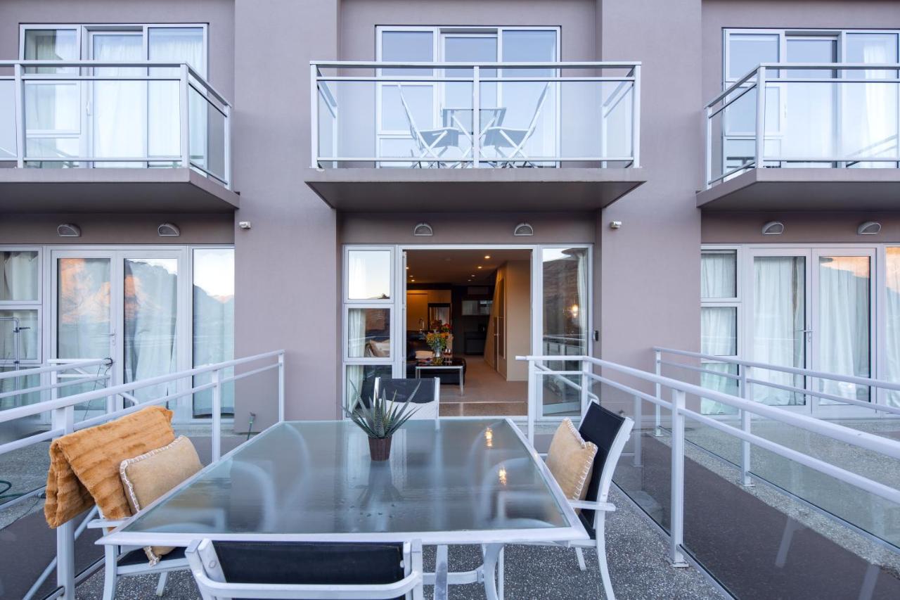 Remarkable Apt Location Views Garage Apartment *