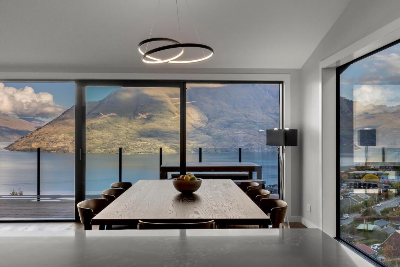 Rivendell, Luxury Cliff Top Home, - Spa & Sauna Queenstown