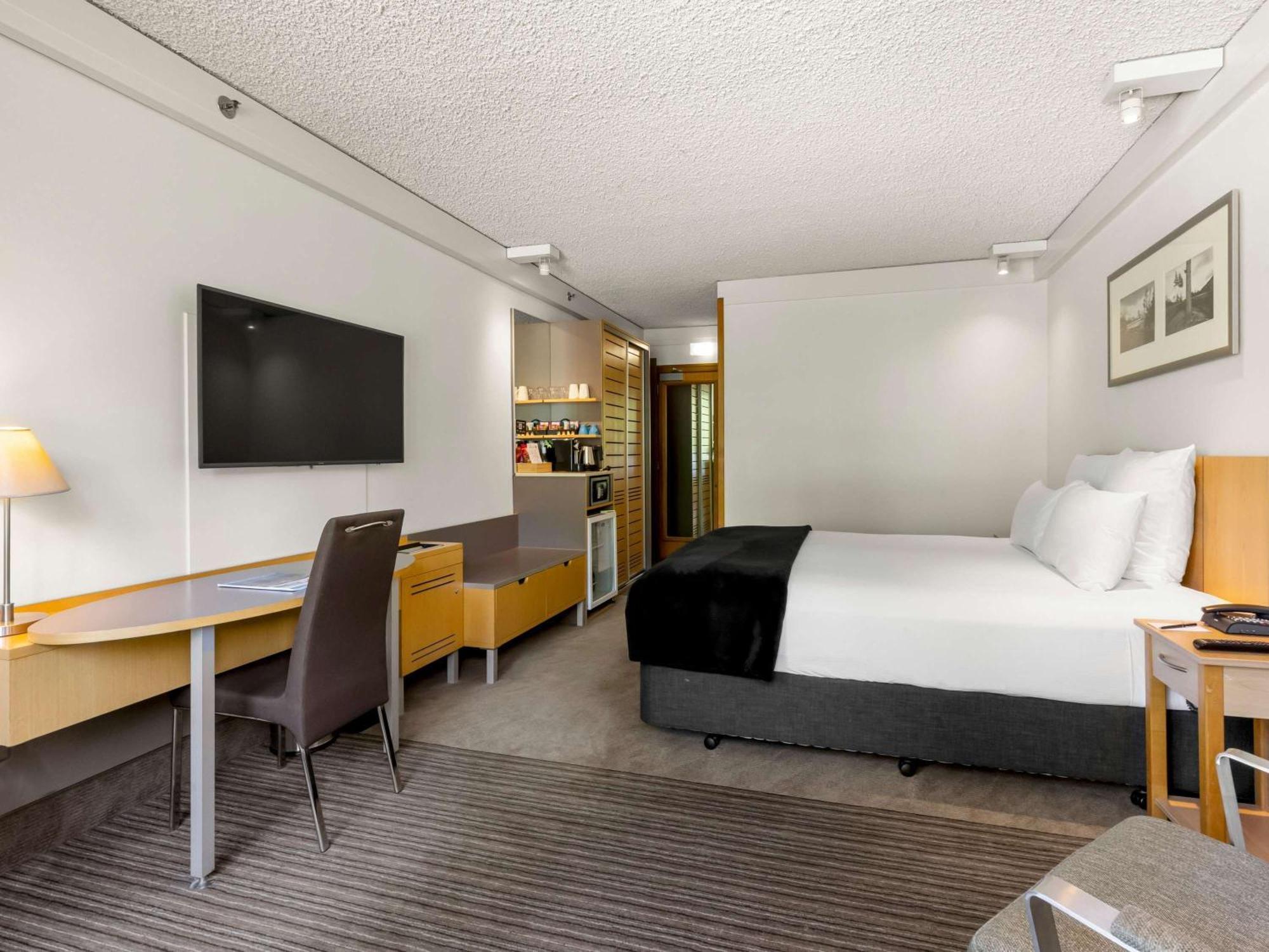 Novotel Lakeside 4*