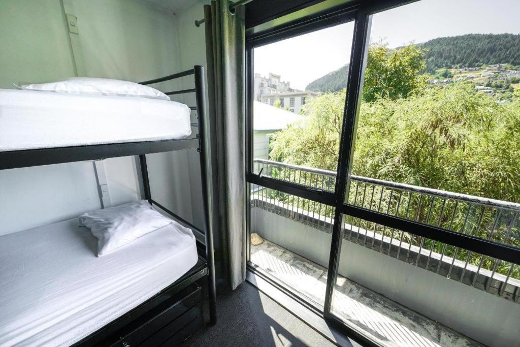 Base Backpackers Hostel *