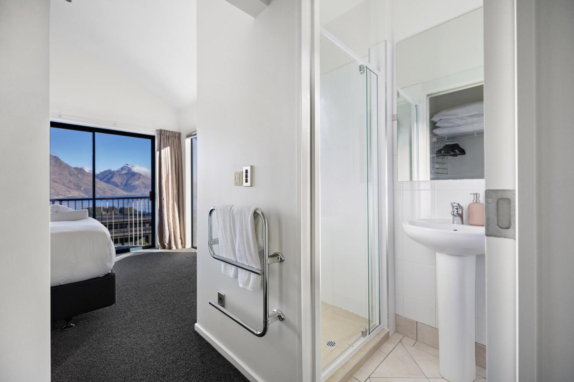 Panorama Views - With 2 Car Garage Queenstown