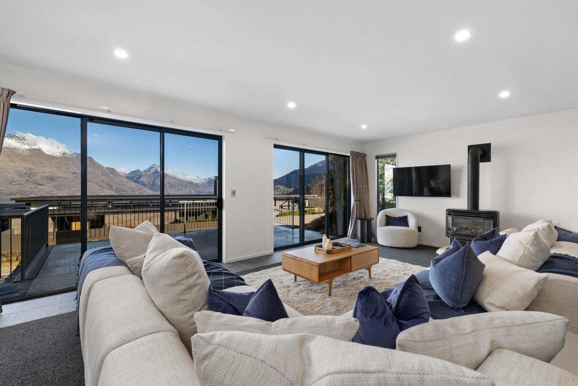 Panorama Views - With 2 Car Garage Holiday home