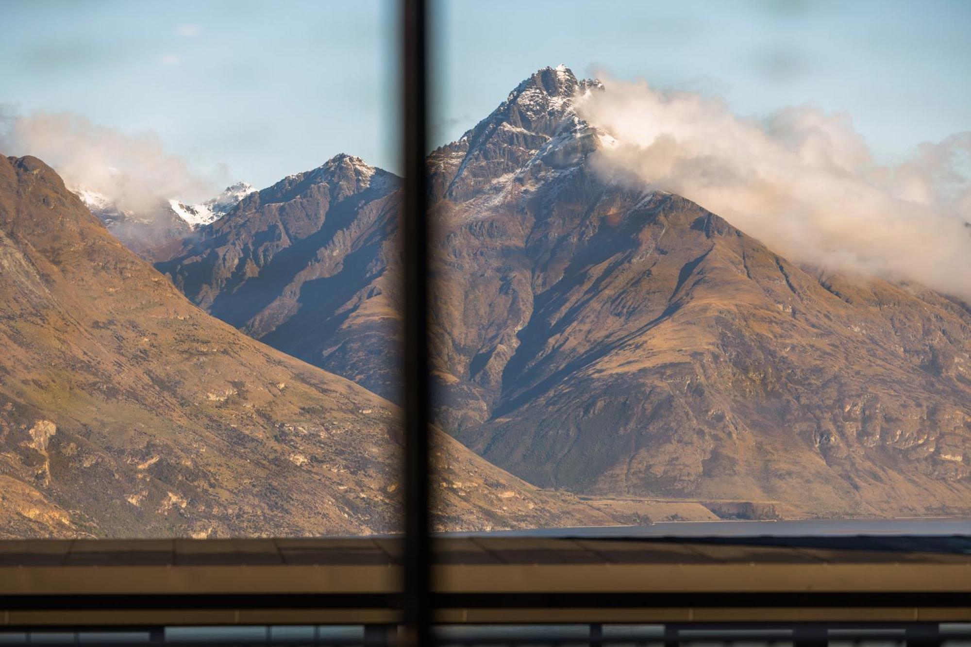 Panorama Views - With 2 Car Garage Queenstown