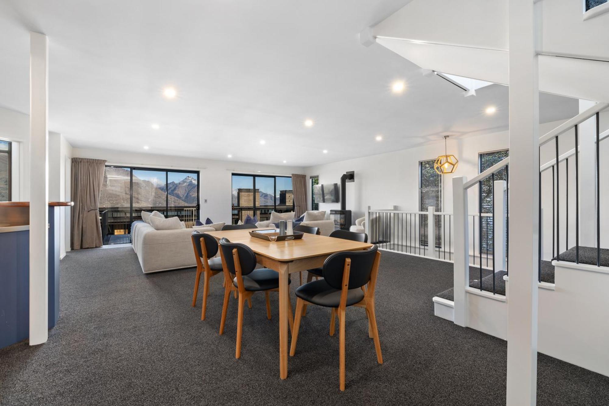 Panorama Views - With 2 Car Garage Holiday home