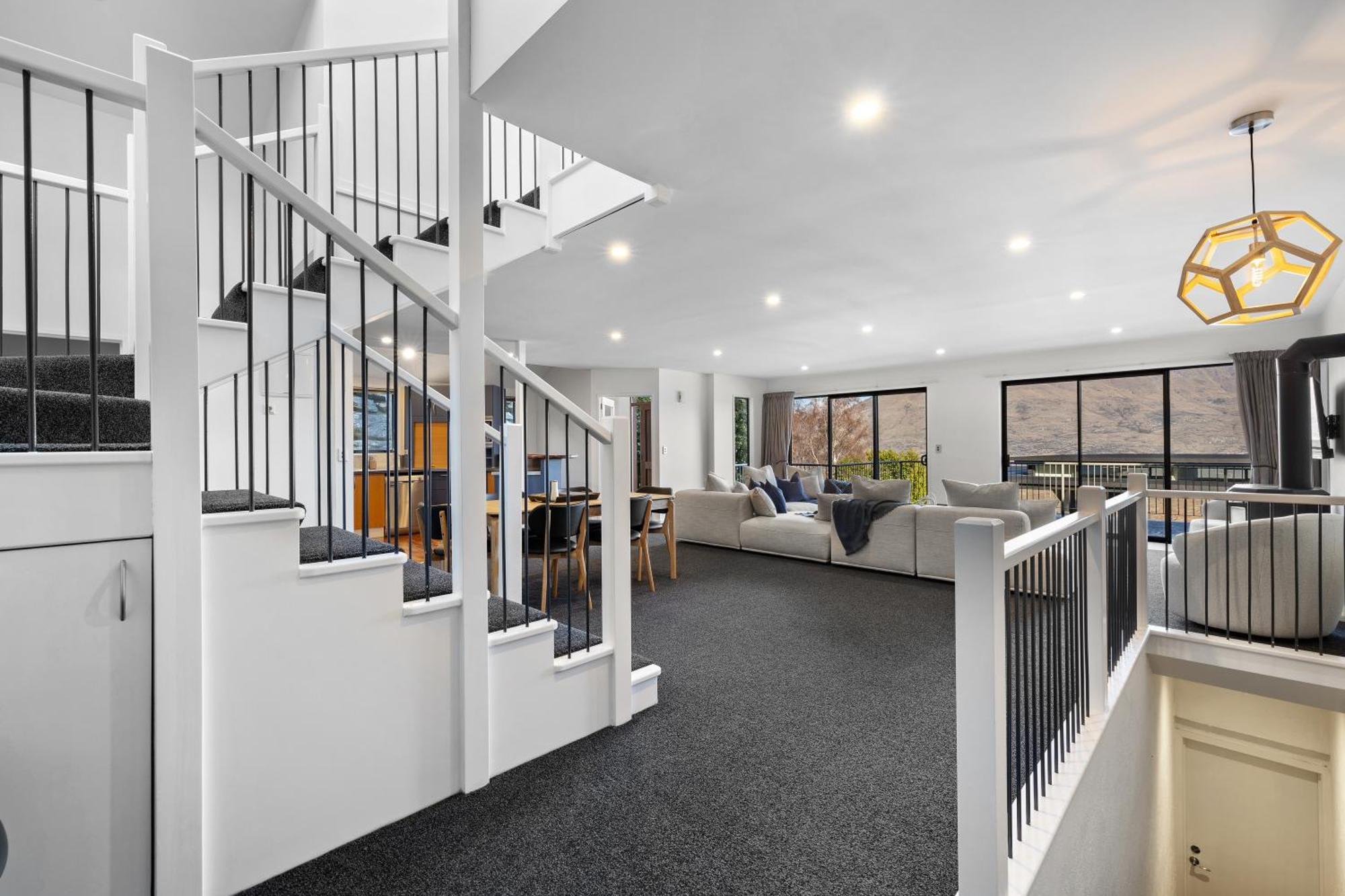 Panorama Views - With 2 Car Garage Queenstown