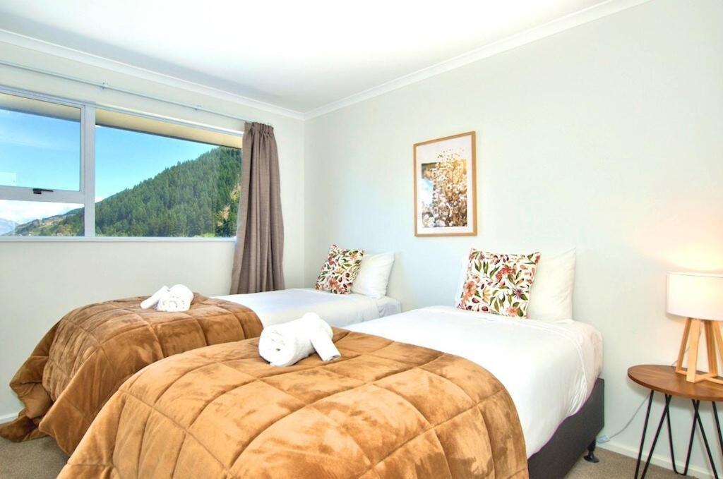 Panoramic Views! Luxurious Townhouse In The Absolute Centre Of Queenstown