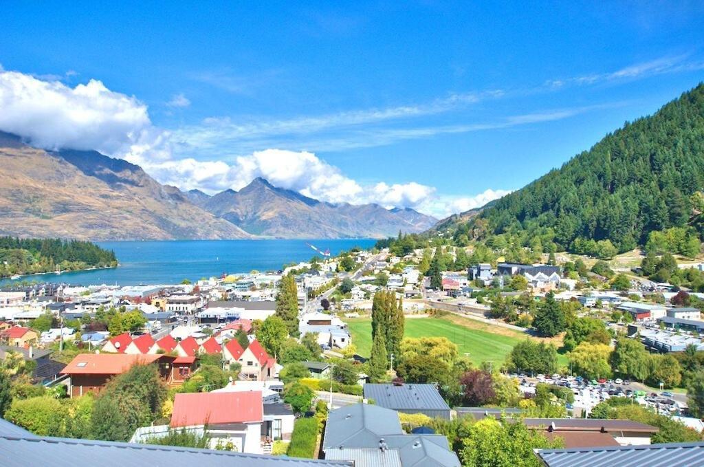 Panoramic Views! Luxurious Townhouse In The Absolute Centre Of