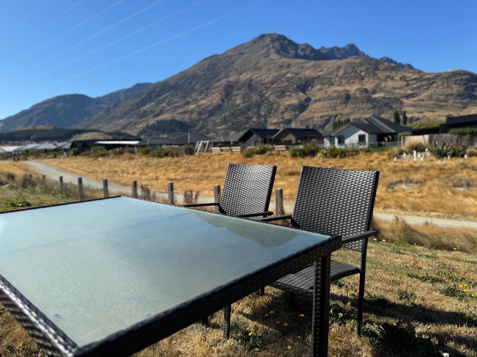 Chic Mountain-view 2br In