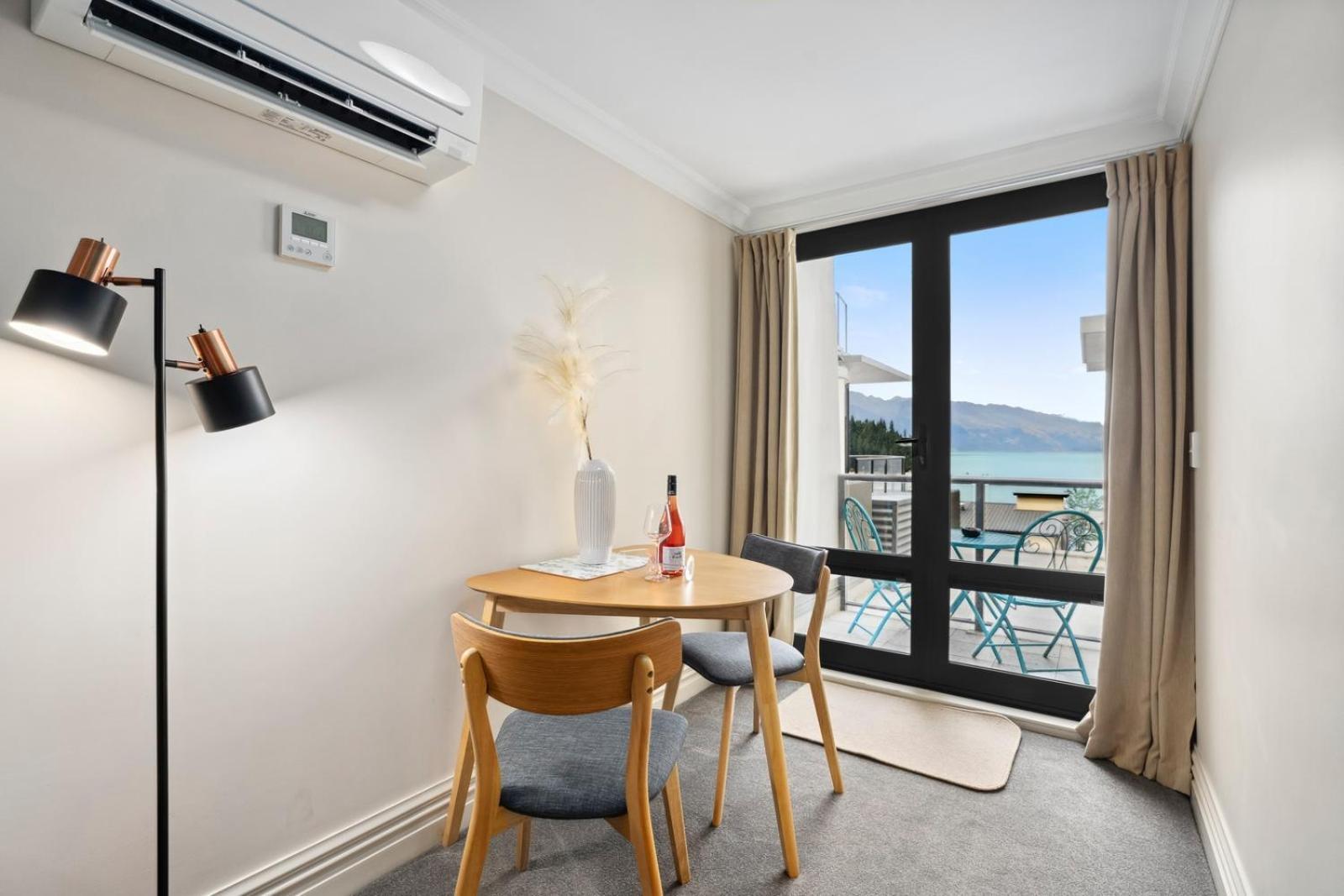 Modern Spacious Town Center Unit With View Apartment