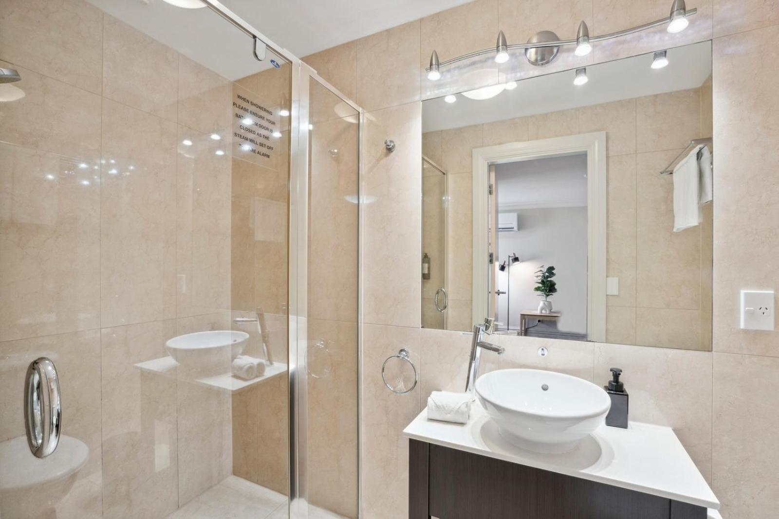 Modern Spacious Town Center Unit With View Apartment *