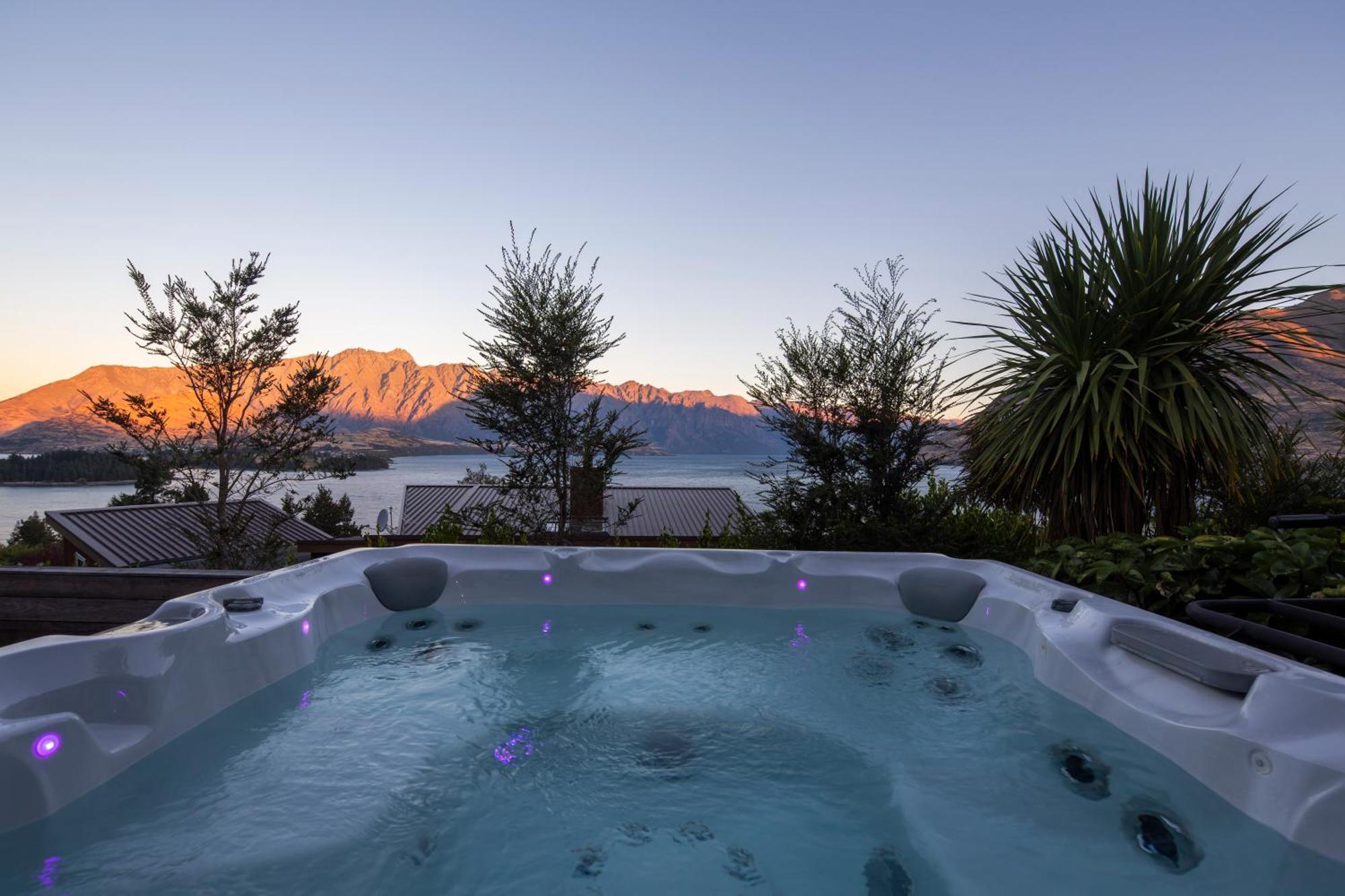 11 Aspen Grove - Stunning Views And Pool Queenstown