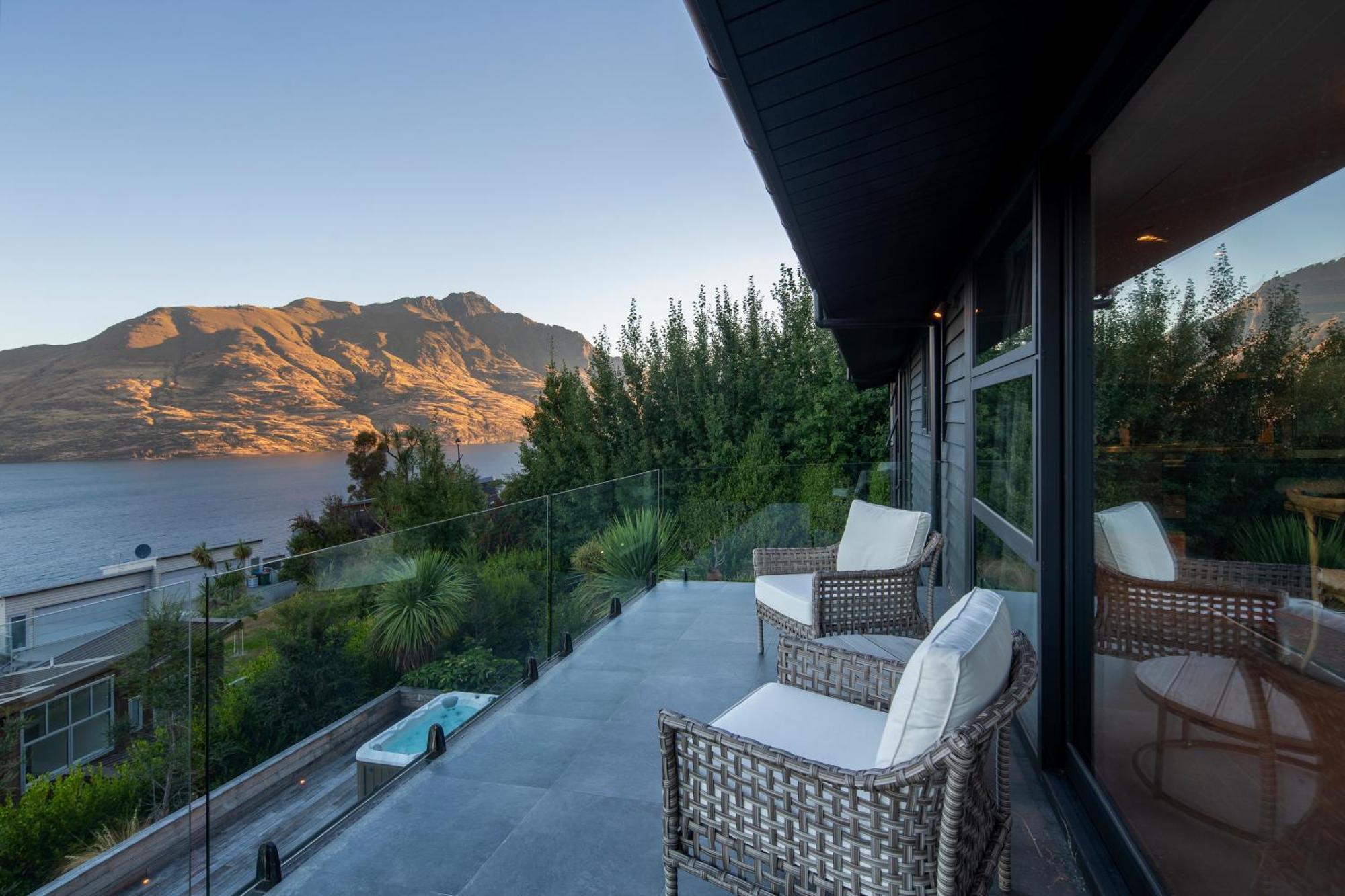 11 Aspen Grove - Stunning Views And Pool Queenstown
