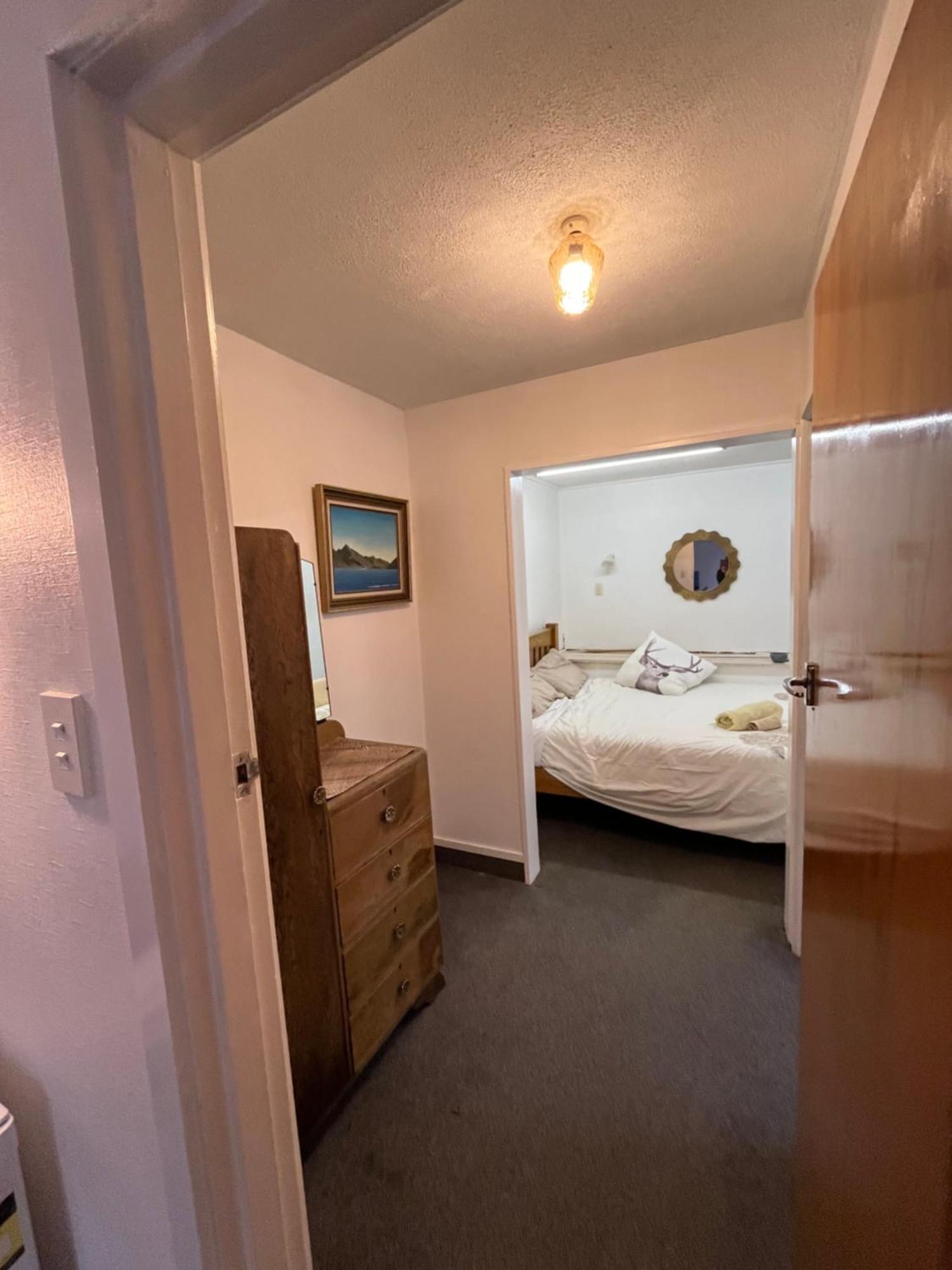 Apartment Retro Cosy Unit With Views And Patio Walk To Town *