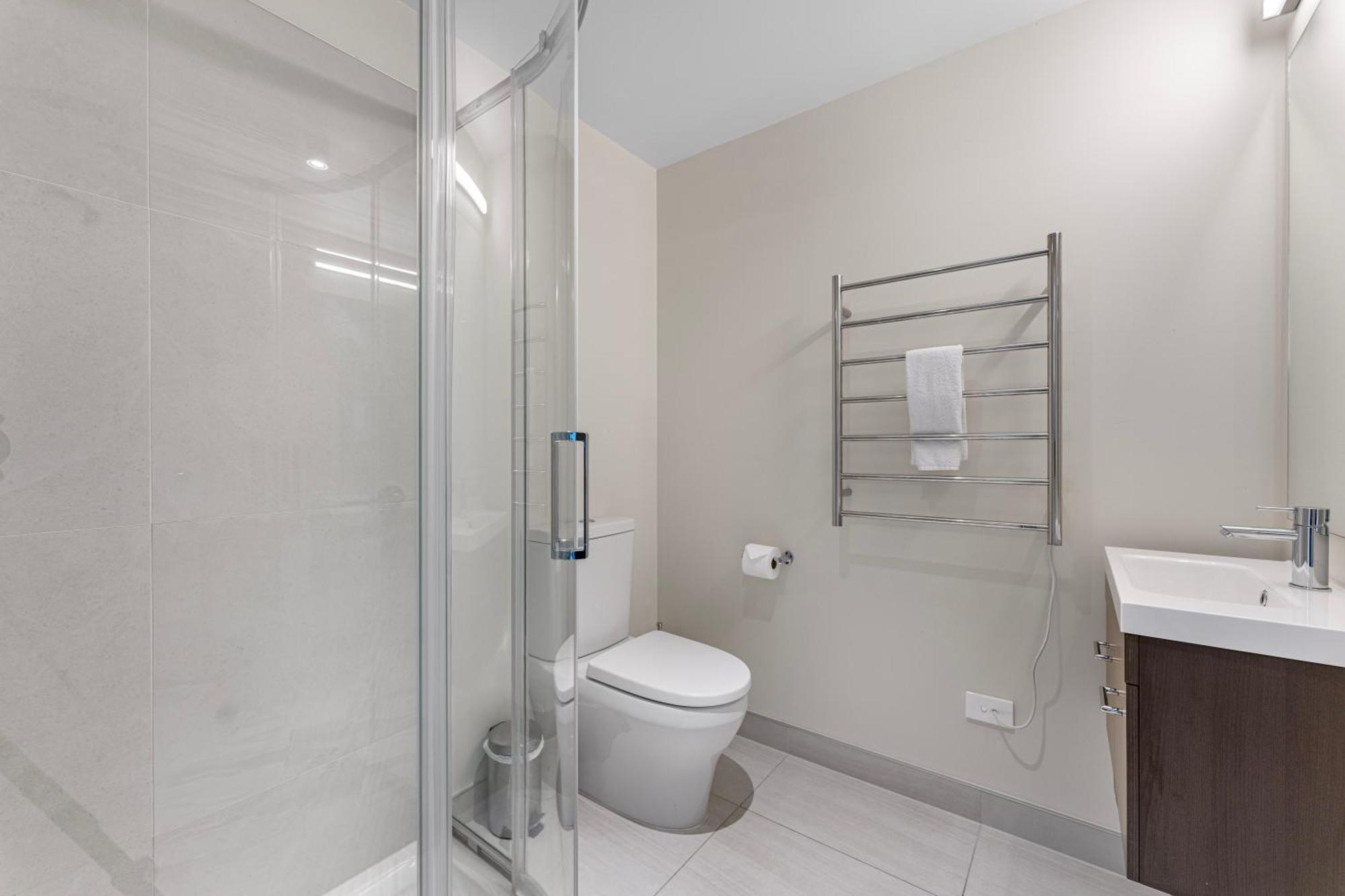 - 5mins To Airport - Aircond - Free Wifi - Walk To Centre Apartment *
