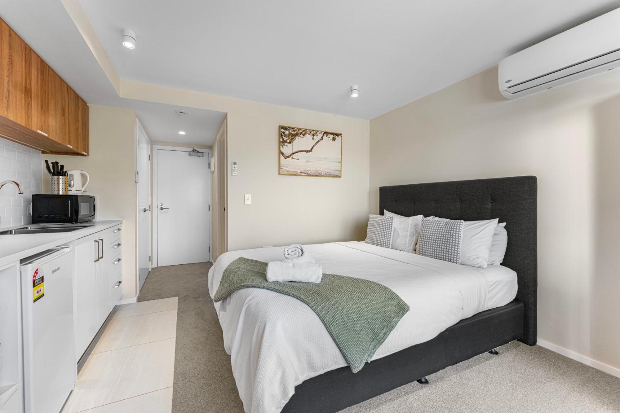 Apartment - 5mins To Airport - Aircond - Free Wifi - Walk To Centre *