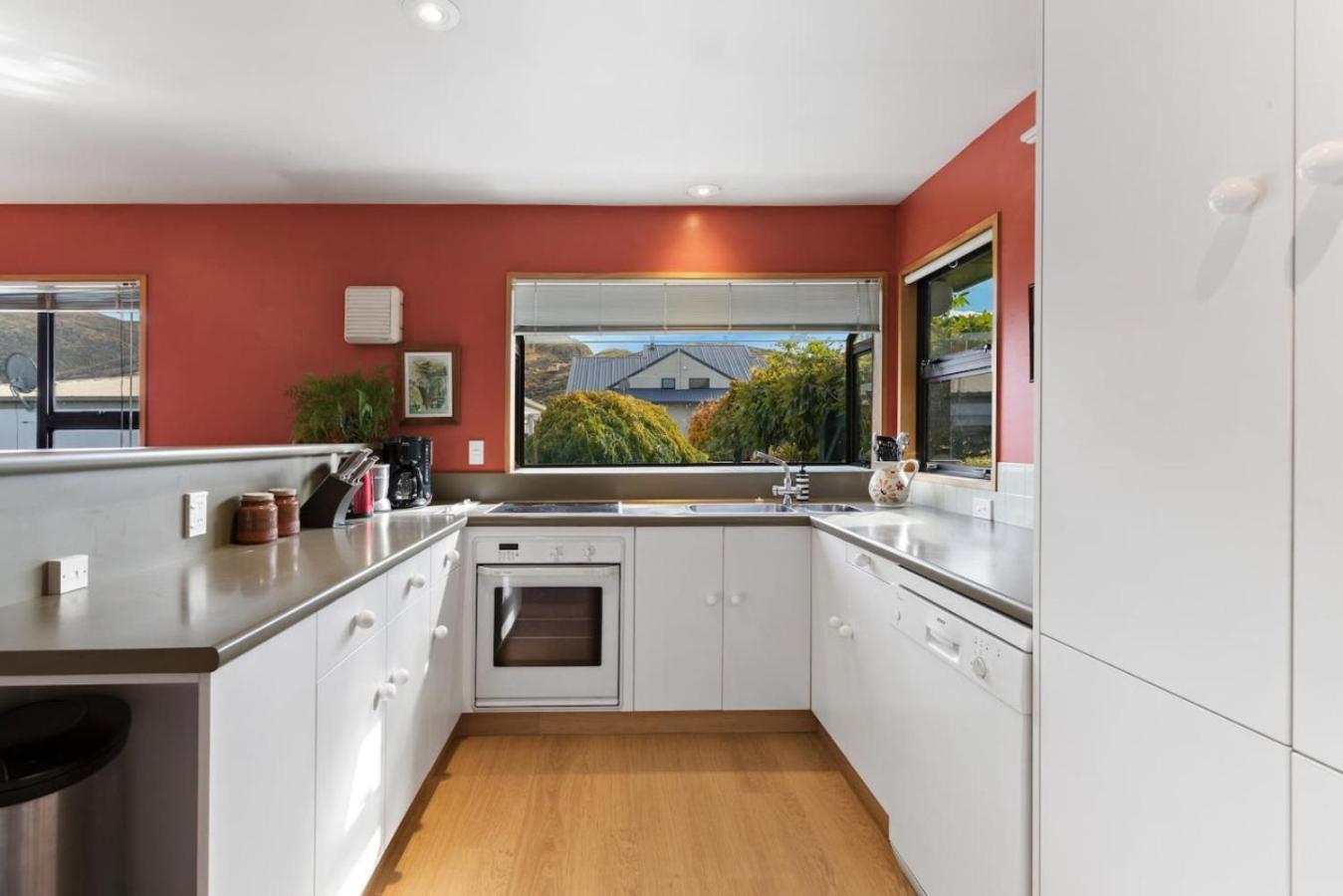 Charming House With Lovely Views Queenstown