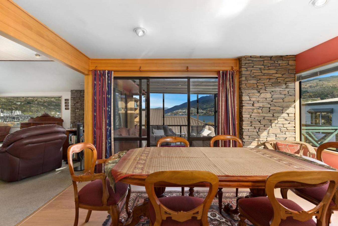 Charming House With Lovely Views * Queenstown