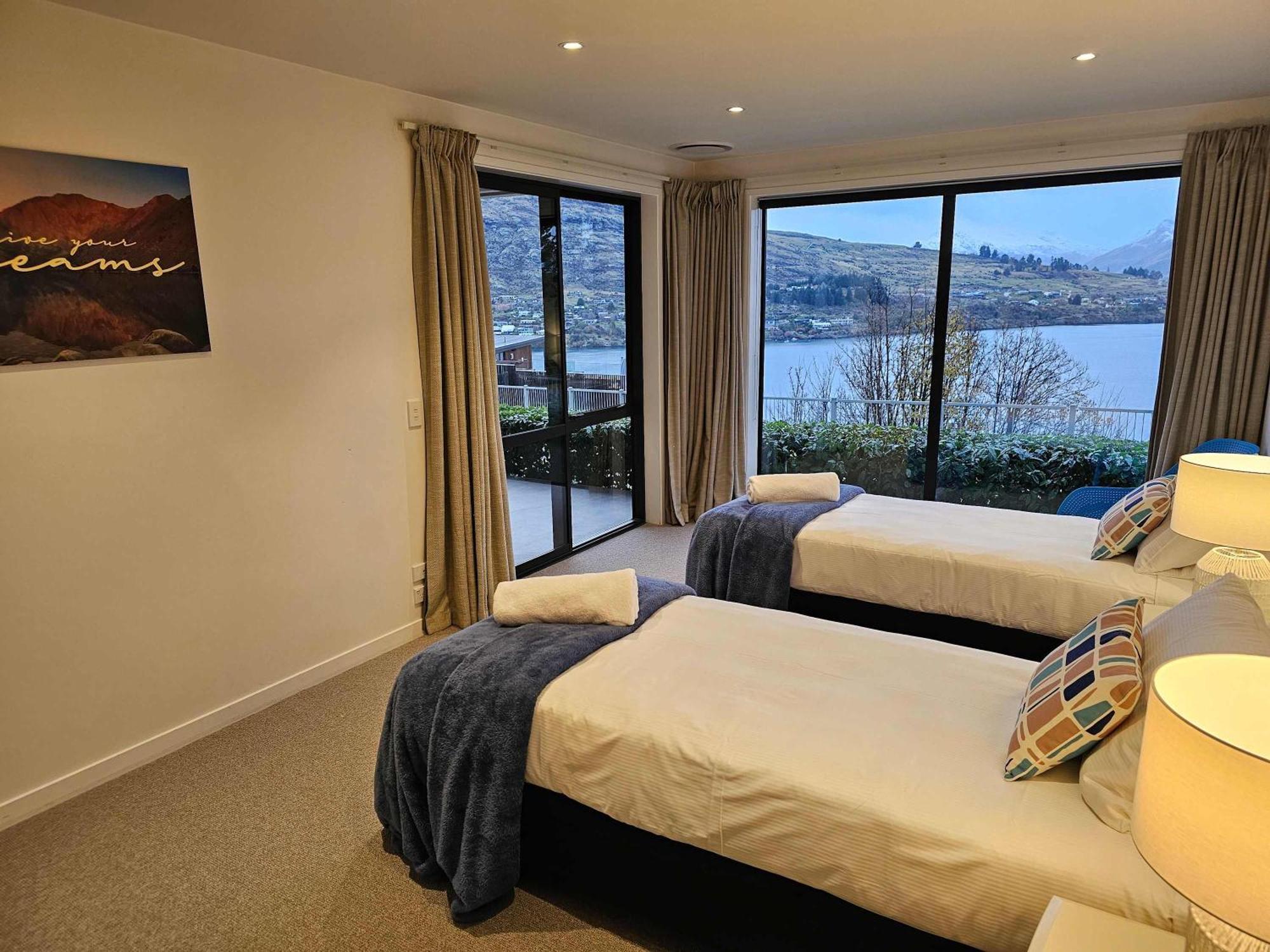 Stunning Views - Townhouse Holiday home Queenstown
