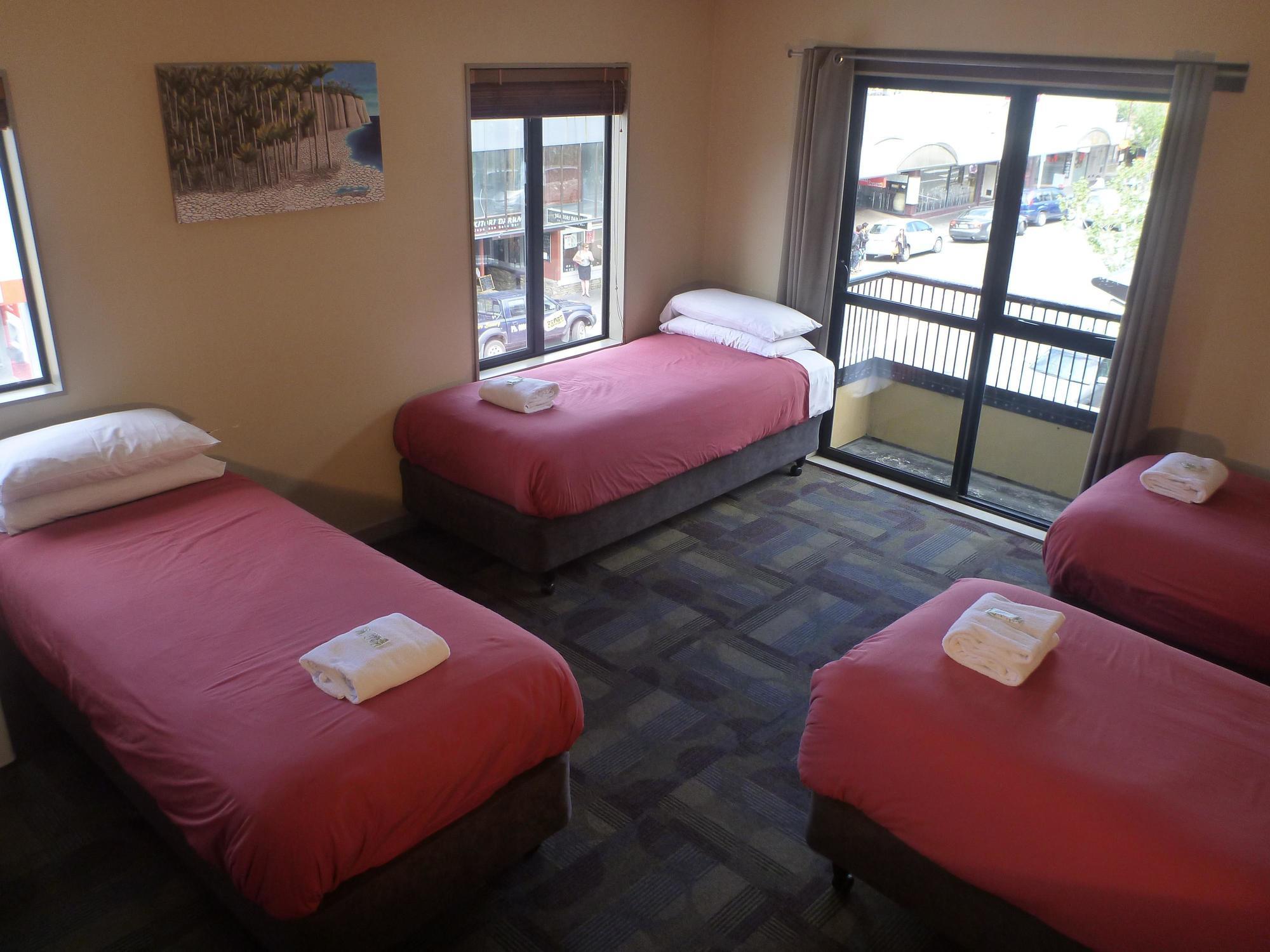 Hostel Base Backpackers *