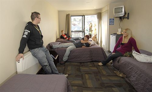 Hostel Base Backpackers *