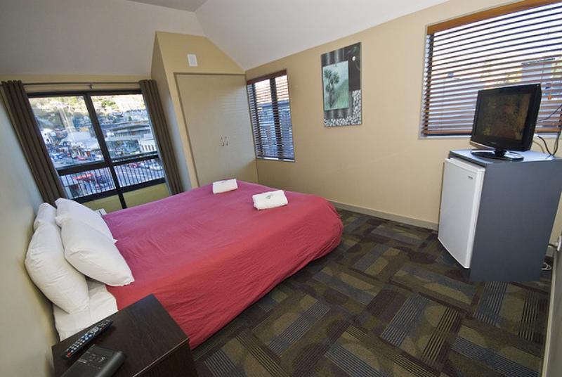 Base Backpackers Hostel *