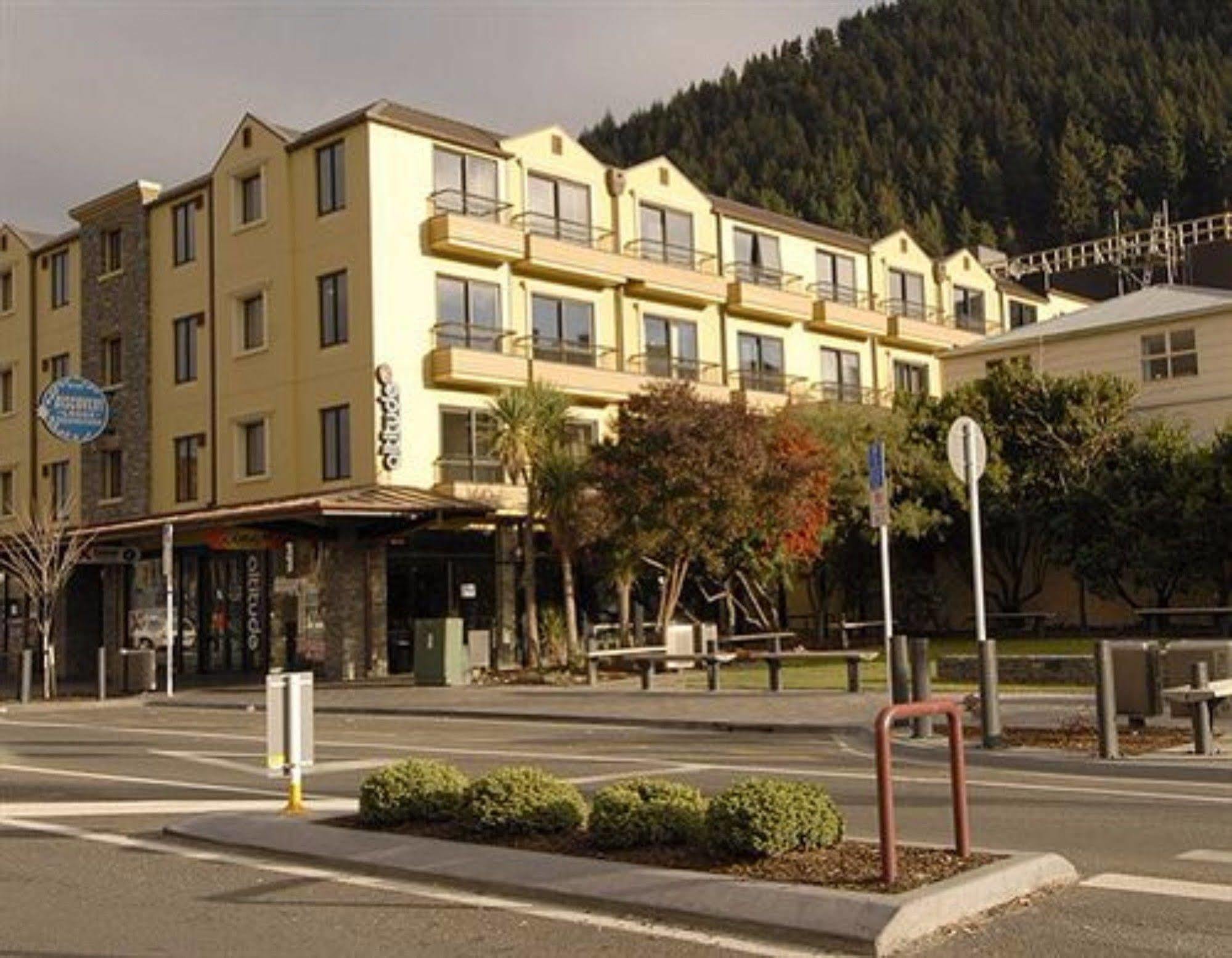 Base Backpackers Hostel *