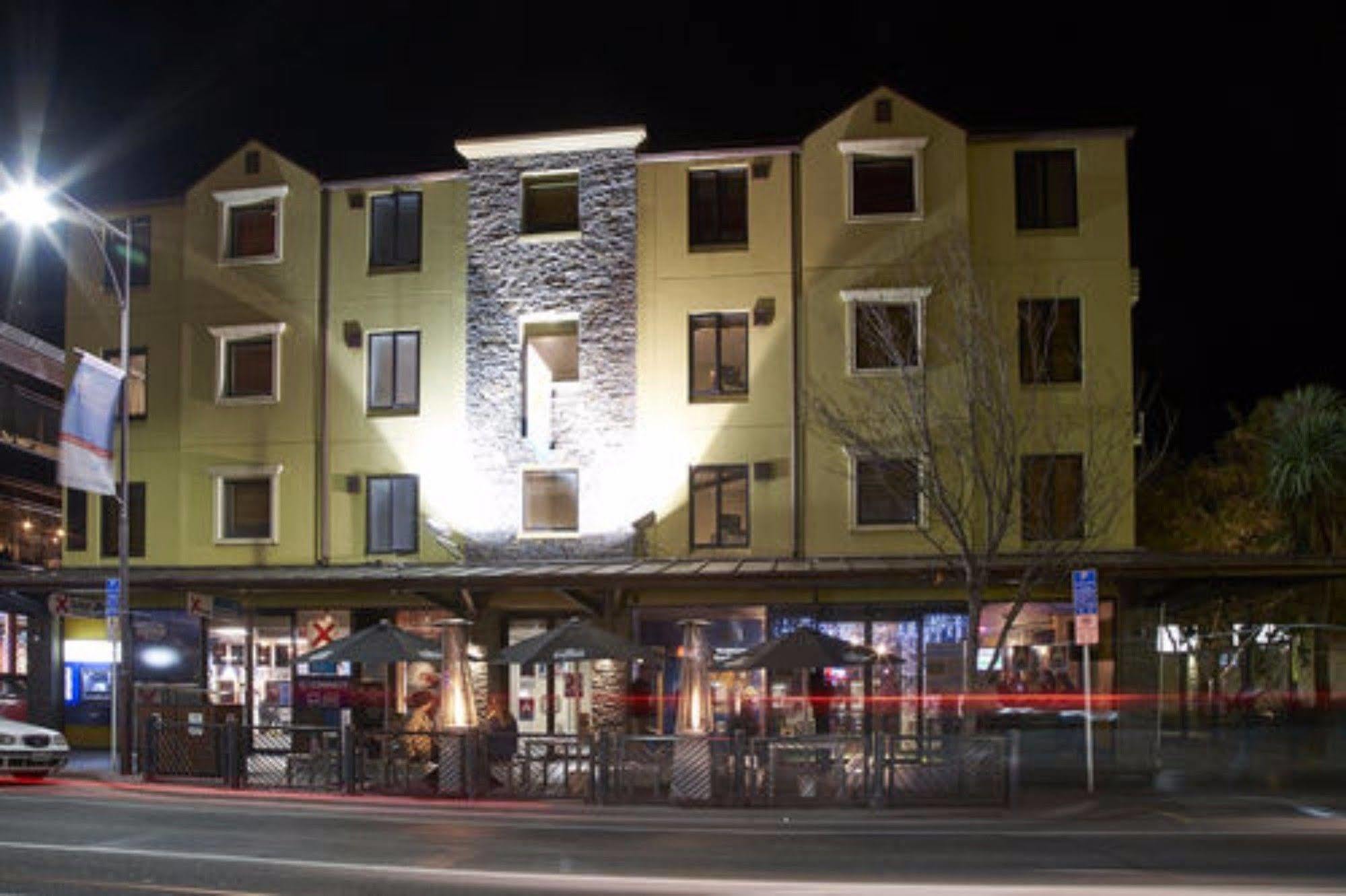 Hostel Base Backpackers