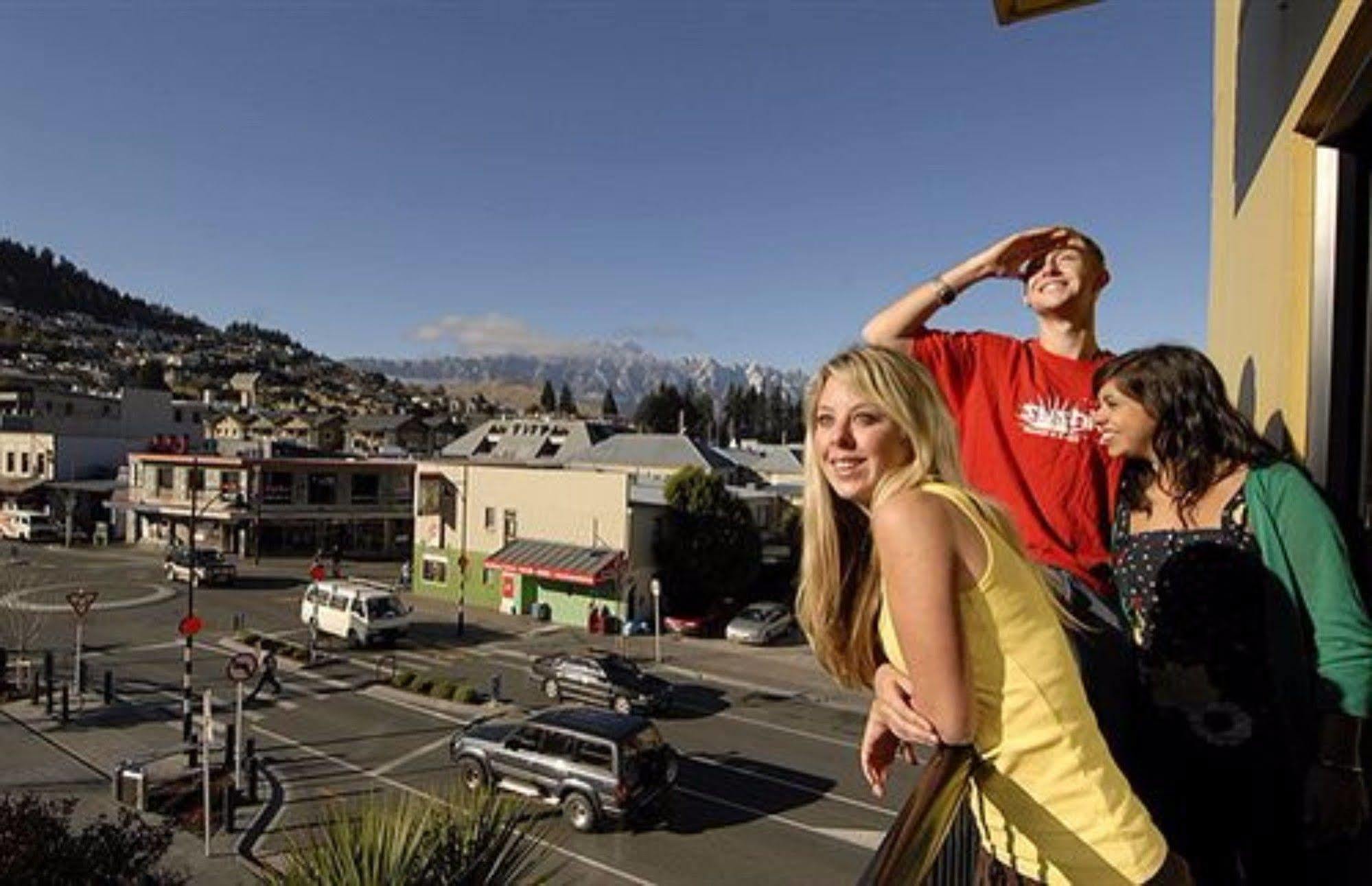 Base Backpackers Hostel *