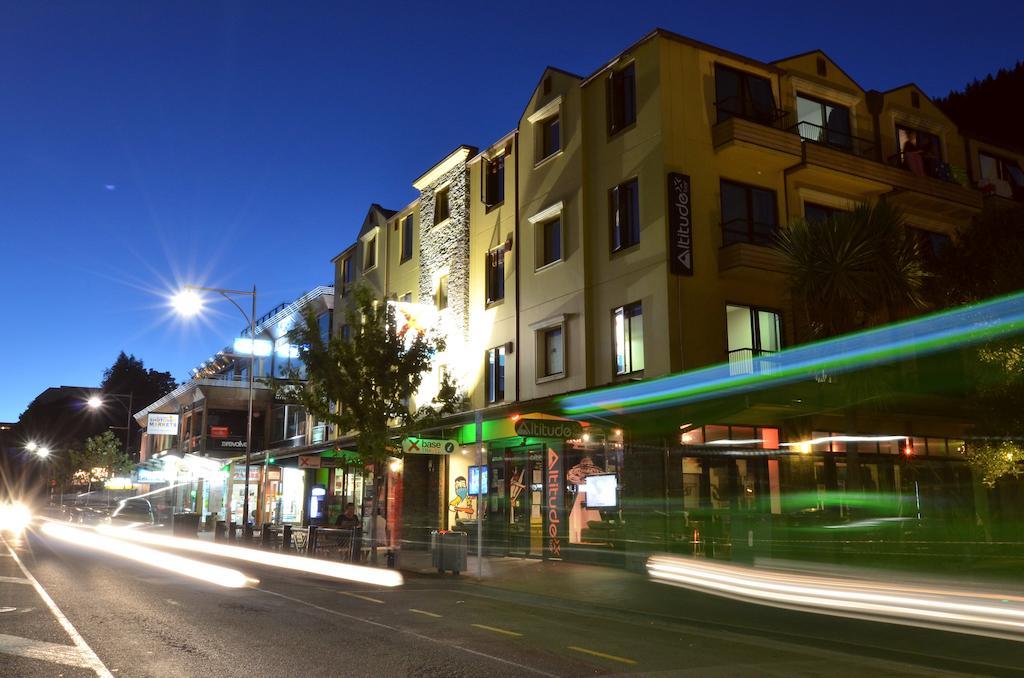 Base Backpackers Hostel *