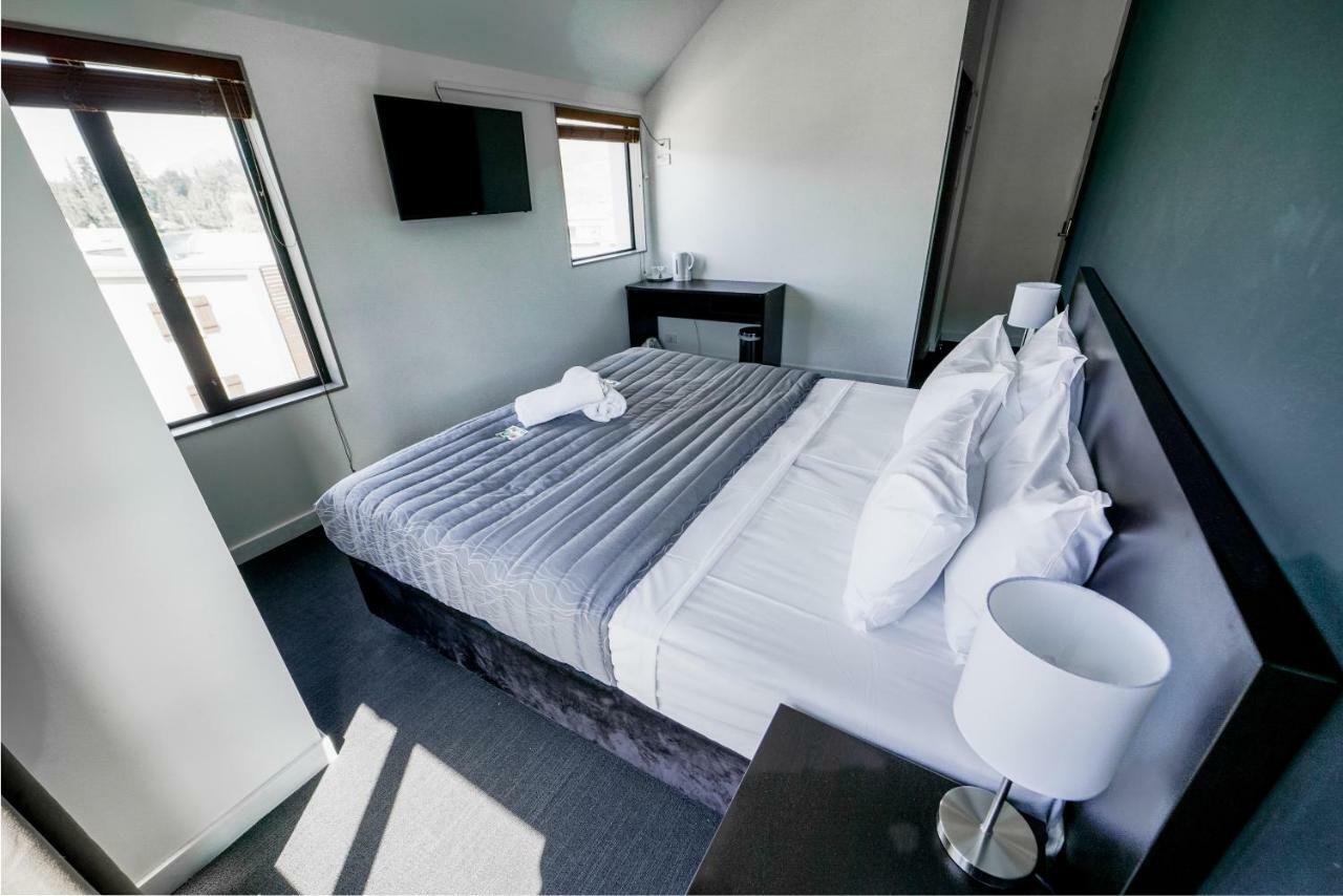 Base Backpackers Hostel *