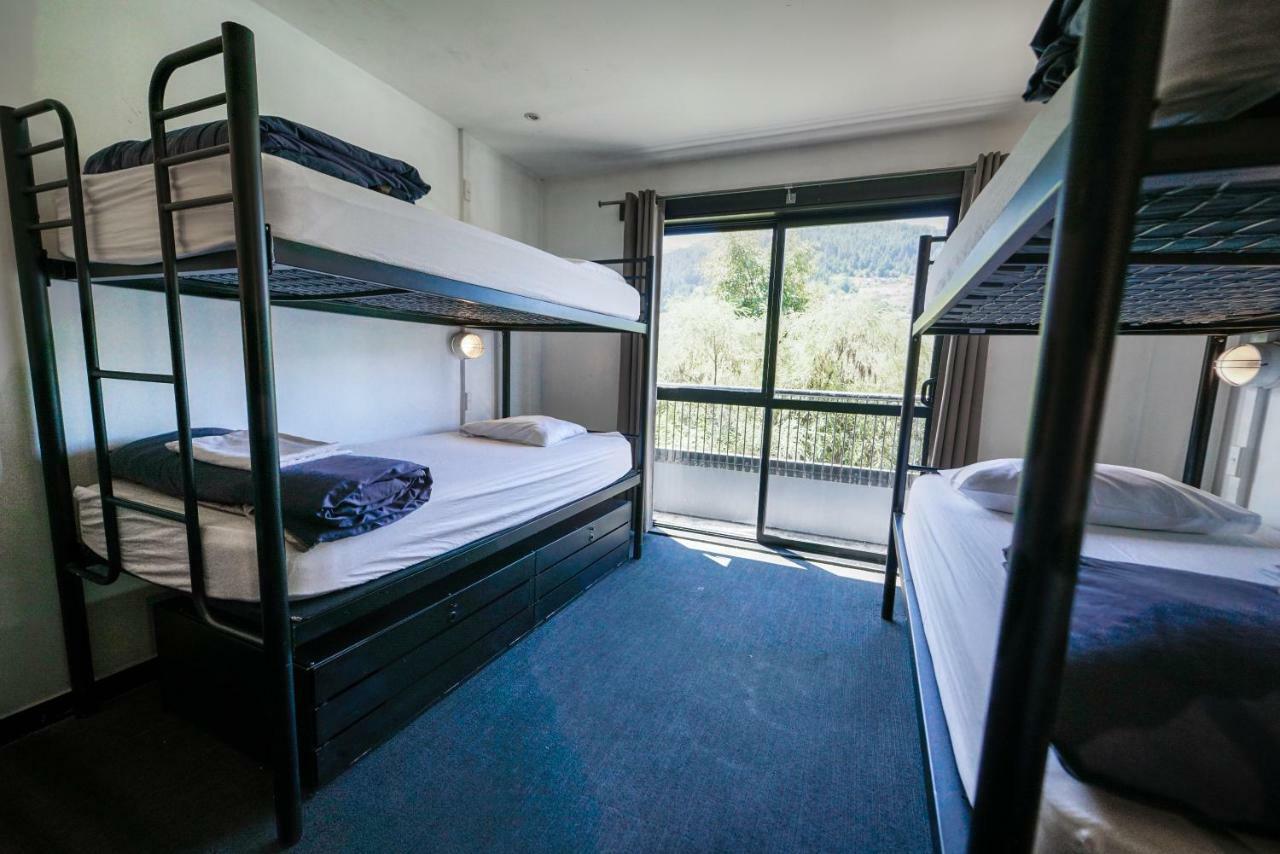 Base Backpackers Hostel *