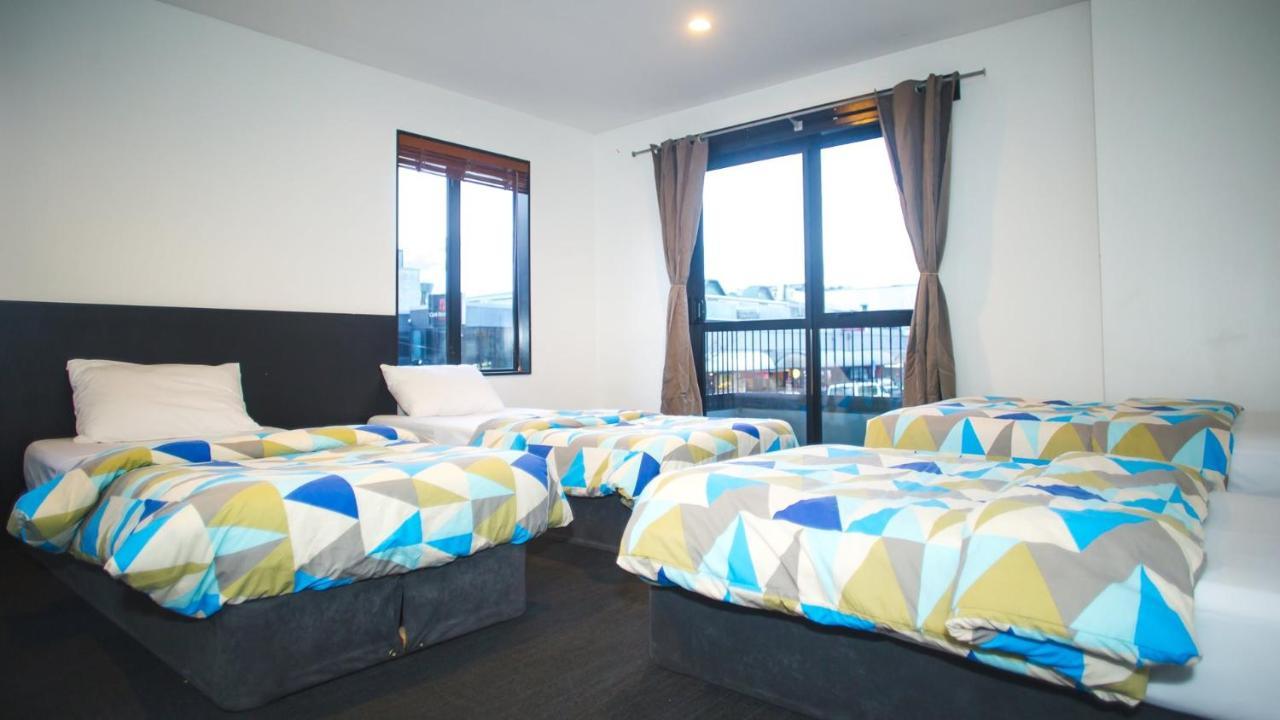 Base Backpackers Hostel *