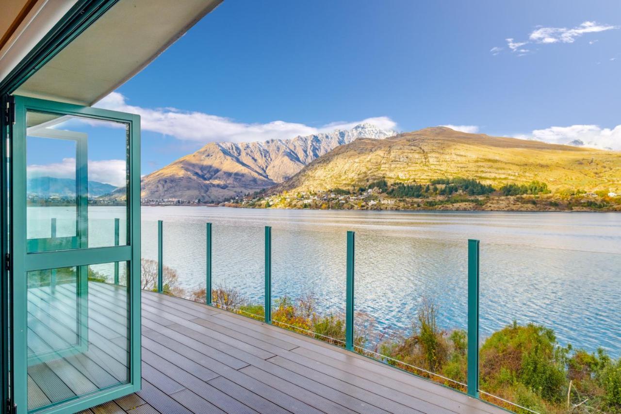 Holiday home Huge Lakefront Delight - *