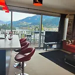 Central Lakeview Apartment With Amazing Rooftop 镇上湖景三室套房