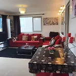 Central Lakeview Apartment With Amazing Rooftop 镇上湖景三室套房