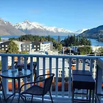 Central Lakeview Apartment With Amazing Rooftop 镇上湖景三室套房