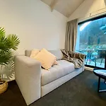 Modern 2-Bedroom Apartment 7-Mins Walk To Queenstown